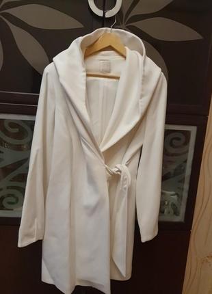 Пальтишко очень красивое стильное с каюшоном