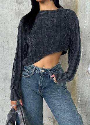 Укороченный, асимметричный свитер-варенка.