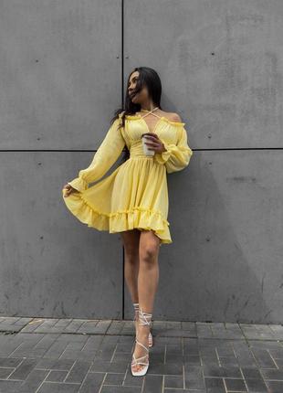 Сукня коротка муслінова однотонна на довгий рукав зі спущеними плечима якісна стильна трендова жовта6 фото