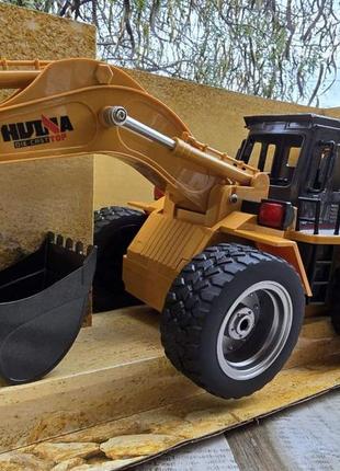 Игрушечный колесный радиоуправляемый экскаватор желтого цвета huina toys м 1:18 || kilometr+