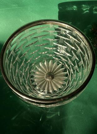 Велика красива ваза на підставці з цікавим різьбленням