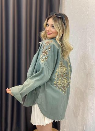 Вышитая рубашка на кнопках с вышивкой на спине