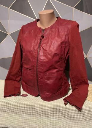 Жіноча куртка з виставками шкіри