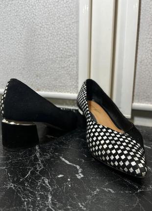 Туфли женские на низком каблуке