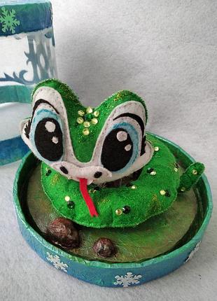 Іграшка "гадючка" з фетру, символ 2025 року.