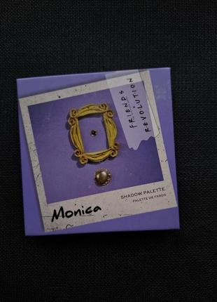 Makeup revolution х f • r • i • e • n • d • s™  “monica”
палетка теней friends