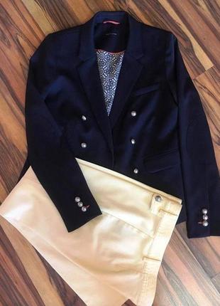 Стильний костюм "tommy hilfiger": синій жакет-блейзер та світлі штани