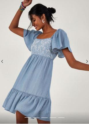 Класне плаття з вишивкою під джинсу