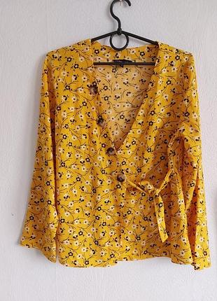 Стильная блуза на запах в цветочный принт