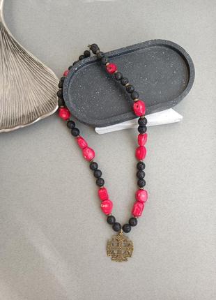 Бусы из коралла и скамьи