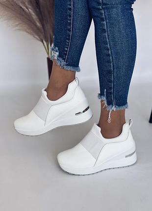 Жіночі кросівки без шнурків на танкетці білі шкіряні  демісезонні