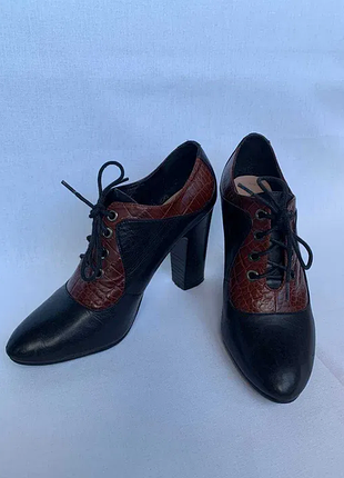 Зручні чорні шкіряні ботильйони 37р. з лаконічними вставками, широкий каблук