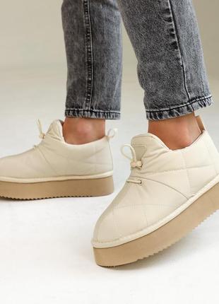 Бежевые женские низкие короткие дутики с мехом, дутые молочные угги зимние на...