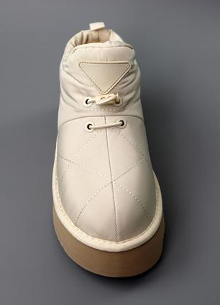 Бежевые женские низкие короткие дутики с мехом, дутые молочные угги зимние на...