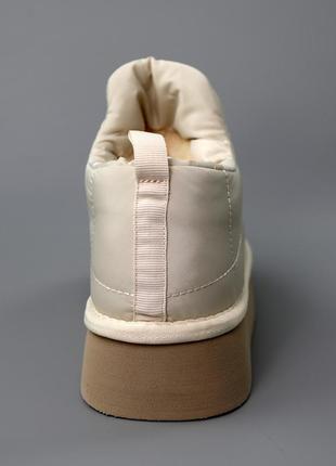 Бежевые женские низкие короткие дутики с мехом, дутые молочные угги зимние на...