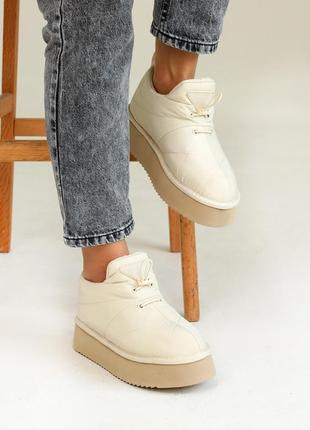 Бежевые женские низкие короткие дутики с мехом, дутые молочные угги зимние на...