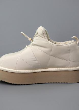 Бежевые женские низкие короткие дутики с мехом, дутые молочные угги зимние на...