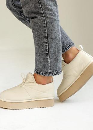 Бежевые женские низкие короткие дутики с мехом, дутые молочные угги зимние на...