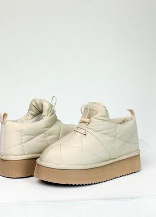 Бежевые женские низкие короткие дутики с мехом, дутые молочные угги зимние на...