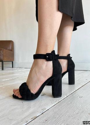 Черные женские босоножки на каблуке каблуке с плетением косичкой замшевые