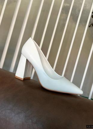 Белые женские туфли на каблуке каблуке6 фото