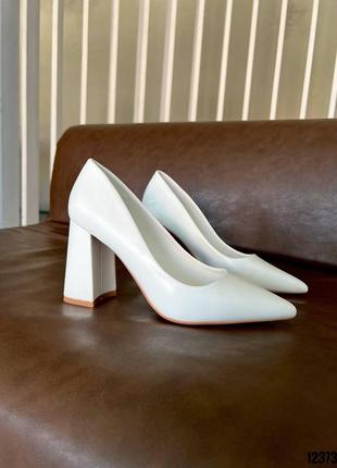 Белые женские туфли на каблуке каблуке7 фото