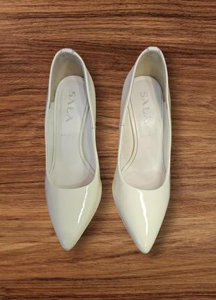 Білі туфлі sala