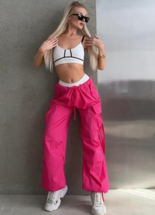 Карго свободного кроя на резинках брюки на высокой посадке с накладными карманами брюки спортивные джоггеры трендовые стильные синие розовые2 фото