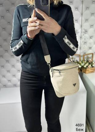 Женская стильная и качественная небольшая сумка из эко кожи бежевая4 фото