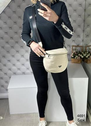 Женская стильная и качественная небольшая сумка из эко кожи бежевая2 фото