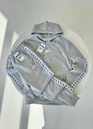 Сірий костюм nike на лампасах з мікрофлісом
