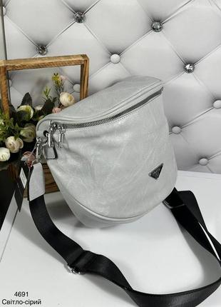 Женская стильная и качественная небольшая сумка из эко кожи св.серая2 фото