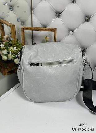 Женская стильная и качественная небольшая сумка из эко кожи св.серая4 фото