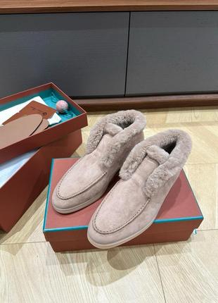 Женские бежевые замшевые зимние лоферы loro piana open walk с мехом и логотипом лоро пиана лоро пиан