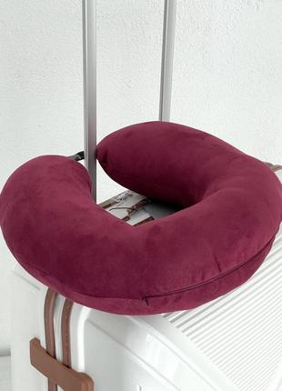 Велюрова дорожня подушка - бордо