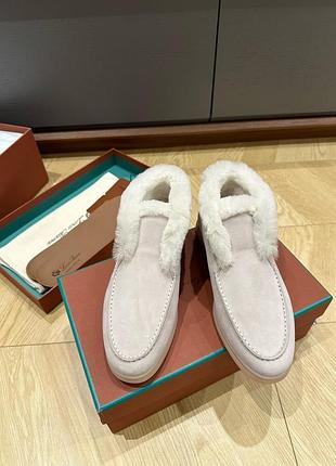 Жіночі бежеві замшеві зимові лофери loro piana з хутром і логотипом лоро піана піано