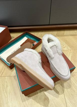 Жіночі бежеві замшеві зимові лофери loro piana з хутром і логотипом лоро піана піано