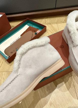 Жіночі бежеві замшеві зимові лофери loro piana з хутром і логотипом лоро піана піано