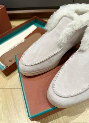 Жіночі бежеві замшеві зимові лофери loro piana з хутром і логотипом лоро піана піано