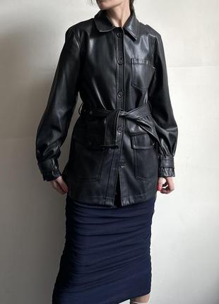 Stradivarius s размер черная кожаная куртка плащ с поясом эко кожа черная на пуговицах