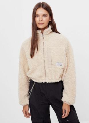 Укороченная теди куртка шерпа bershka