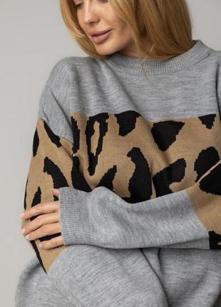 Жіночий в'язаний джемпер з леопардовим візерунком3 фото