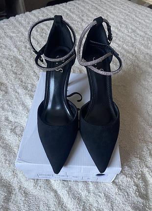 Новенькие праздничные туфли