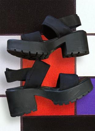 Босоножки на каблуке