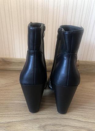 Осінні чоботи козаки з принтом пітон