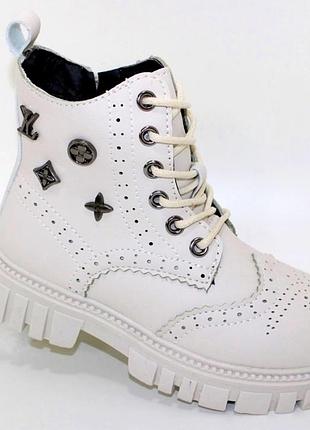Стильные детские зимние высокие ботинки с декоративной перфорацией