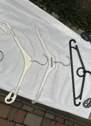 Вішалки, плечики для одягу та джинсів