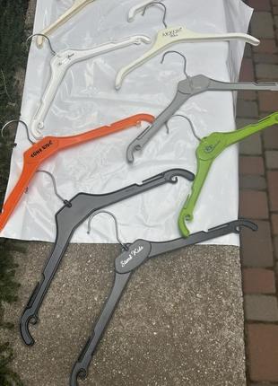 Вішалки, плечики для одягу та джинсів