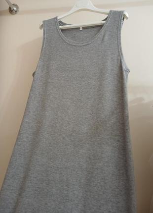 Сукня сірого кольору довга