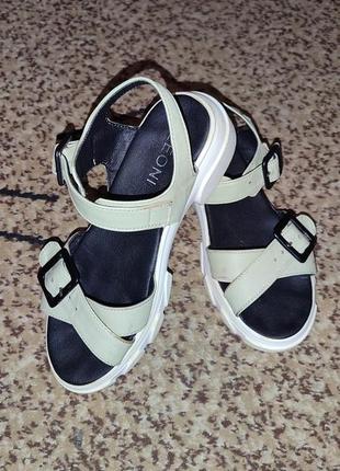 Босоножки на белой подошве leoni